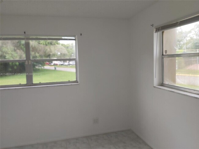 Building Photo - 8060 Fairview Dr