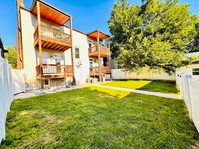 Building Photo - 3133 Lackland Ave
