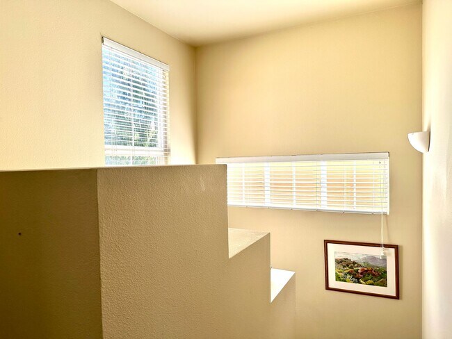 Building Photo - 3bd/2.5ba Sammamish Townhouse