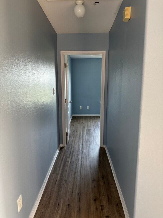 Building Photo - 1304 W Kiwi Ave