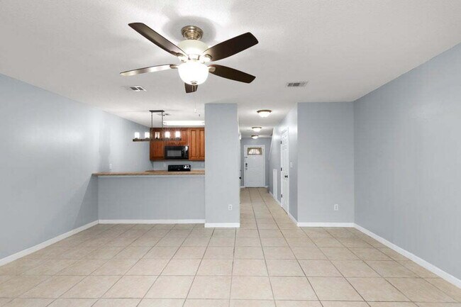 Building Photo - Exquisitely Renovated End Unit Townhome Ju...