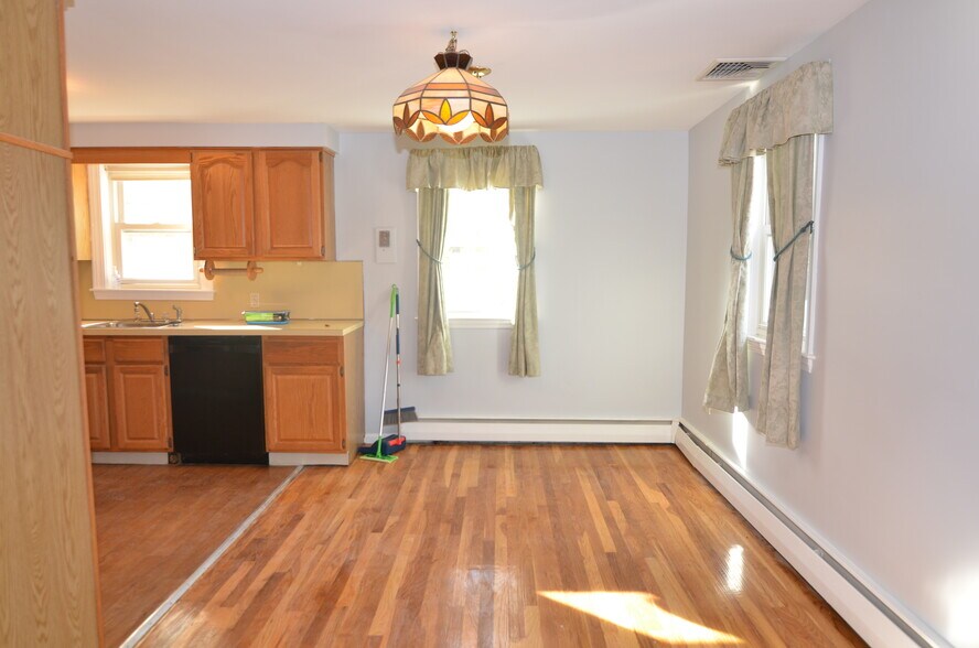 Building Photo - 10 Carson Rd