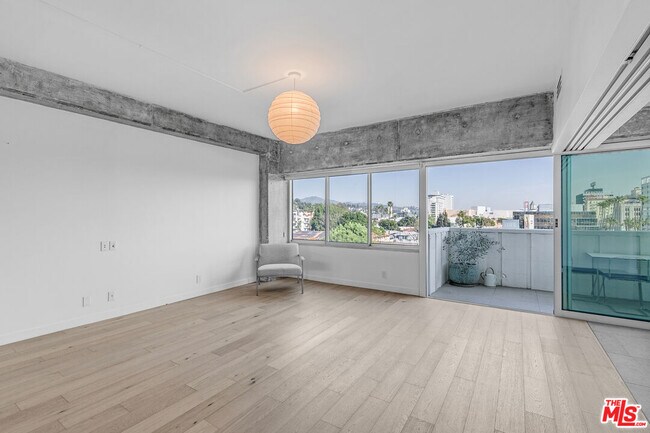 Building Photo - 7135 Hollywood Blvd