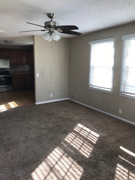 Building Photo - 615 E 5th St