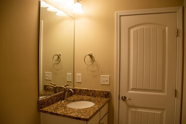 Building Photo - 122 Tuftin Dr