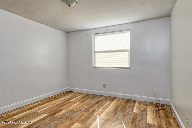 Building Photo - 1265 W 26th St