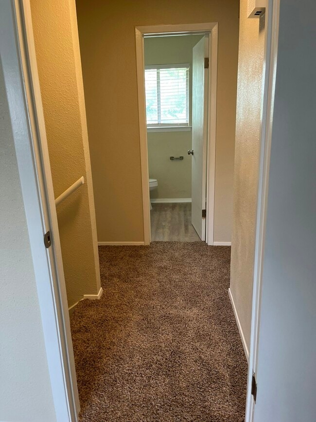 Building Photo - 817 Betsy Ross Dr