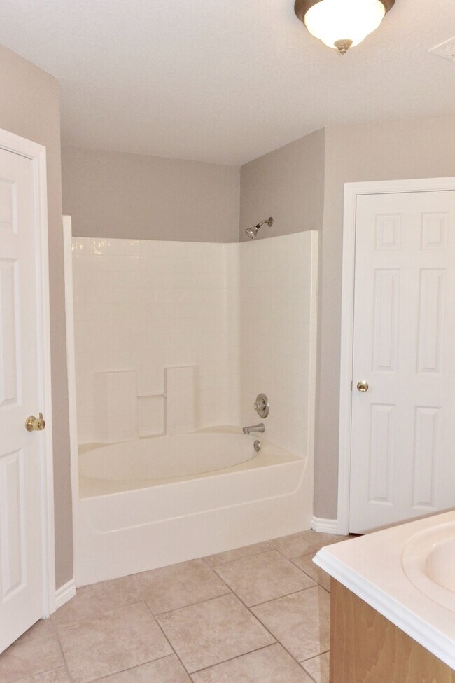Building Photo - AVAILABLE NOW Single Family Home 3/2/2