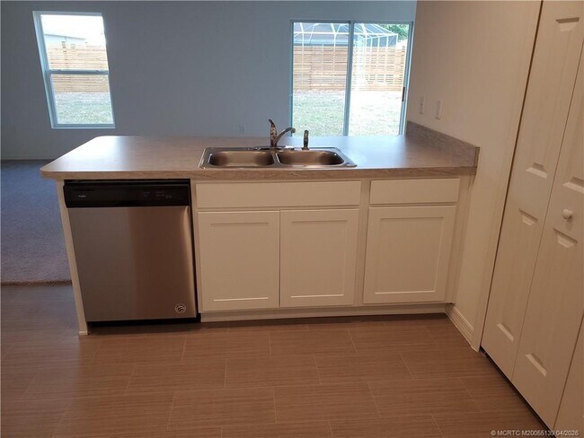 Building Photo - 611 SW McComb Ave