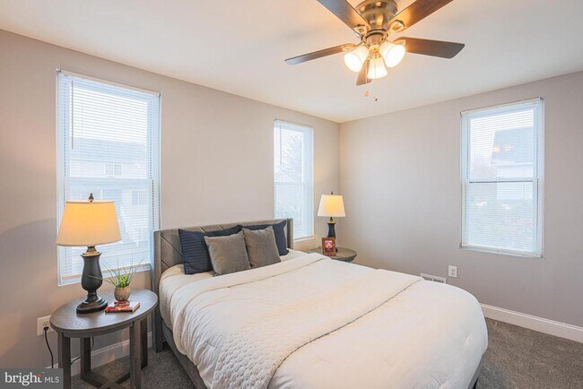 Building Photo - 9 Glenmore Ave