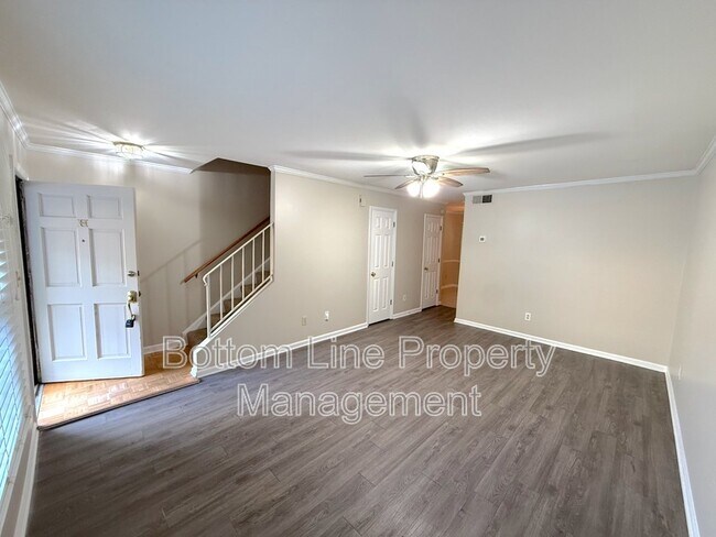 Building Photo - 2336 Kenmore Ave