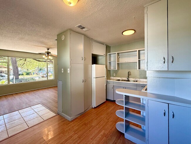 Building Photo - Artist's Reteat in Cherrywood!