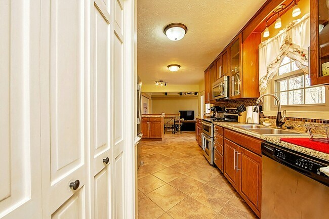 Building Photo - 104 McFadyen Dr