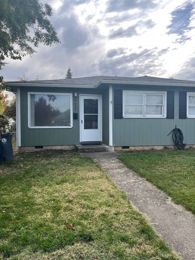 Building Photo - Medford 2 Bedroom, 1 bath Duplex with Fenced Yard