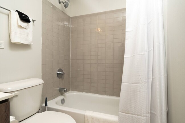 Building Photo - 901 S Ashland Ave