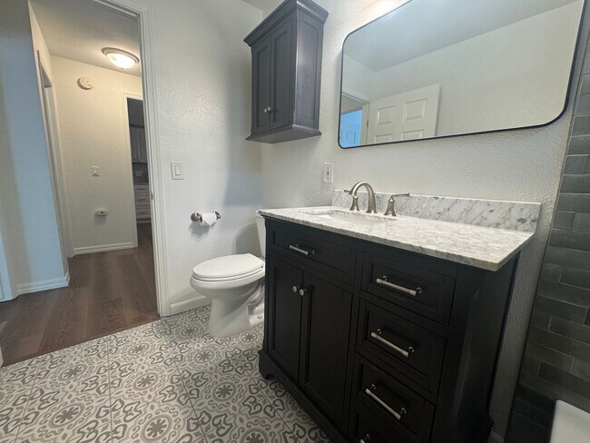 Building Photo - 2 Bedroom, 1 bath condo with washer/dryer, garage, parking, pool