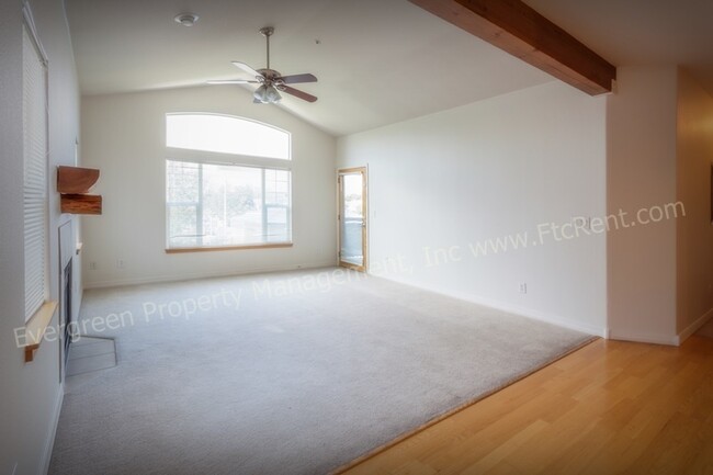 Building Photo - 2 Bedroom, 2 Bath with Amazing Views in Fo...