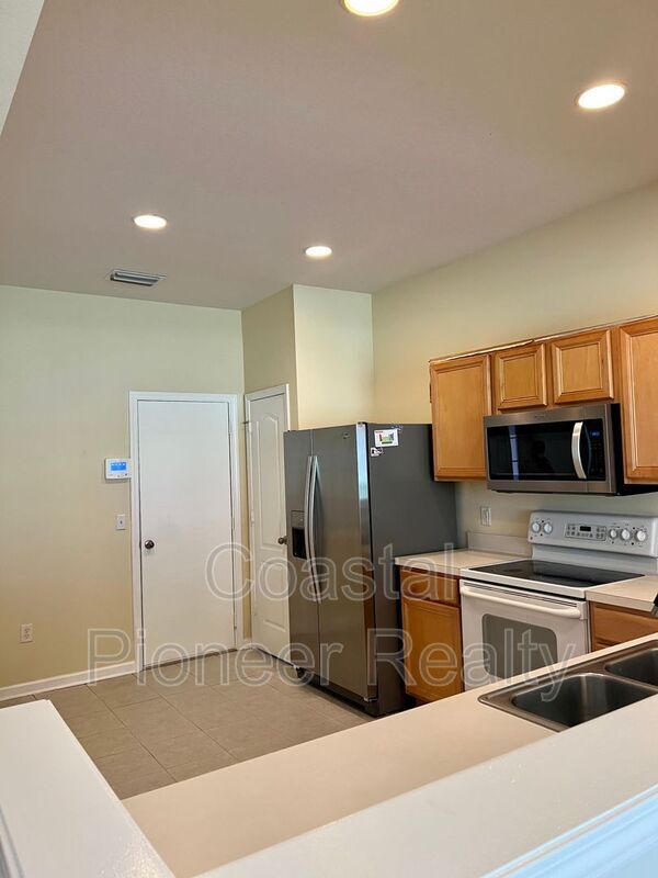 Building Photo - 26636 Castleview Way