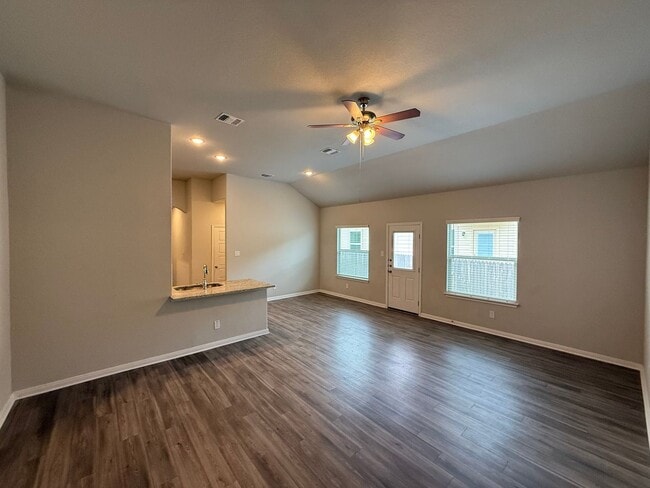 Building Photo - 3bd 2ba in Prime Location