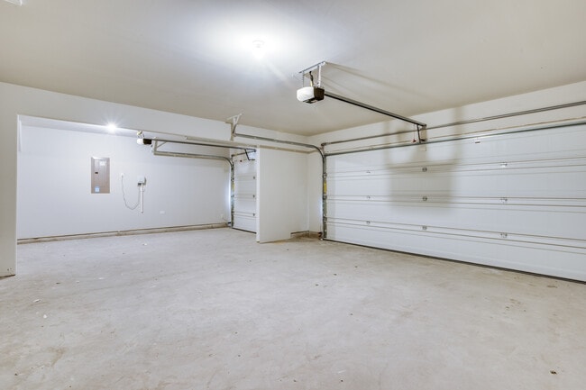 Building Photo - 211 Red Oak Dr