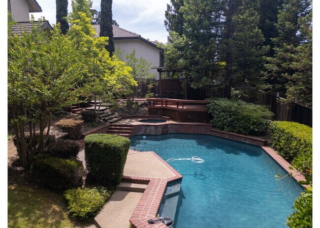 Building Photo - COMING SOON!!- 4bd 3ba two story home in e...