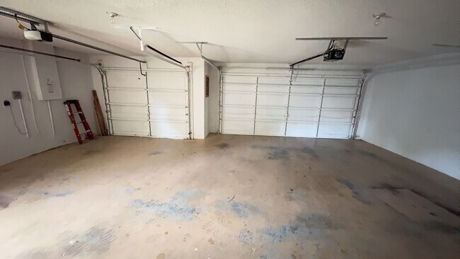 Building Photo - For Rent: A dazzling 5-bedroom, 3-bathroom...