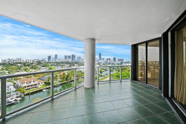 Building Photo - 3600 Yacht Club Dr
