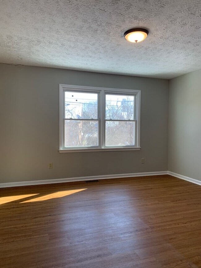 Building Photo - 3 Bedroom, 2 Bathroom in Lexington!