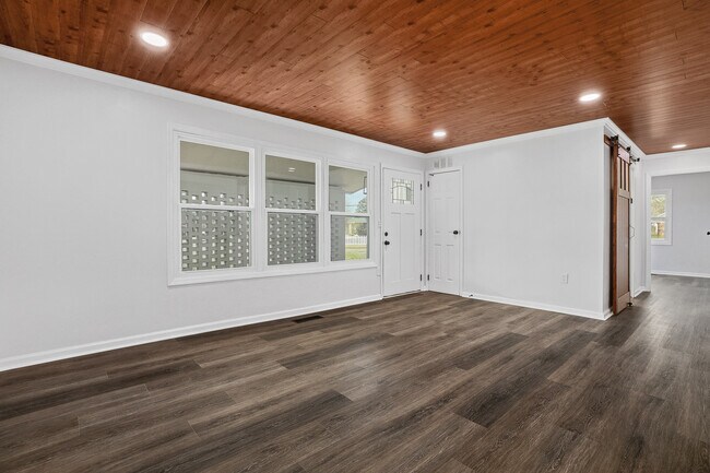 Building Photo - 1701 Wakefield Dr NE
