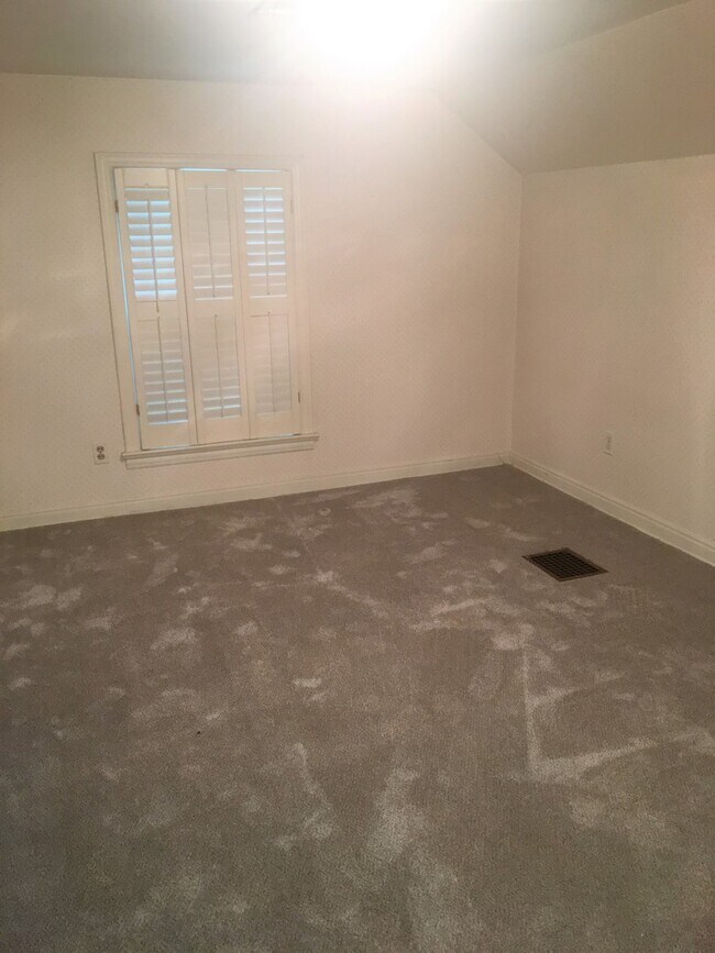 Building Photo - 3 bed 2 bath Riverside Home