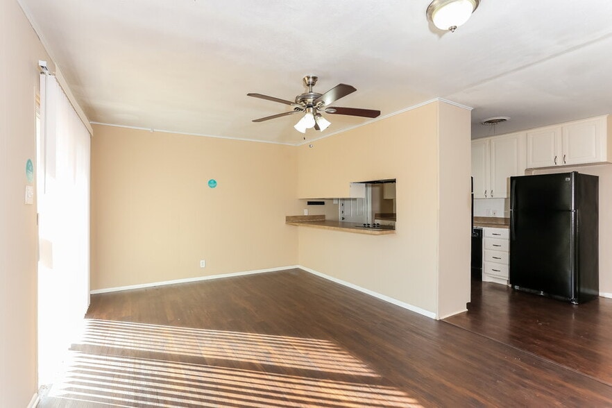 Building Photo - 6420 Valley Ridge Dr