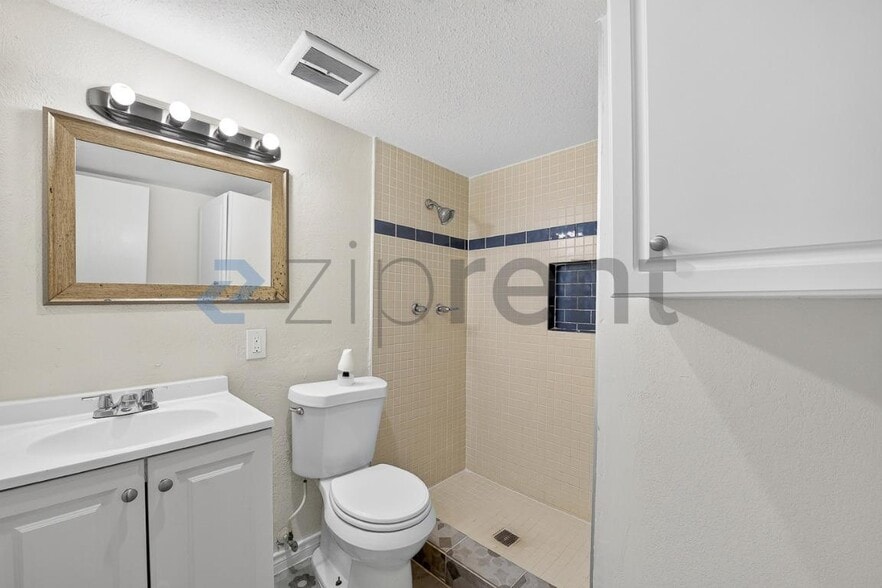 Building Photo - Unit