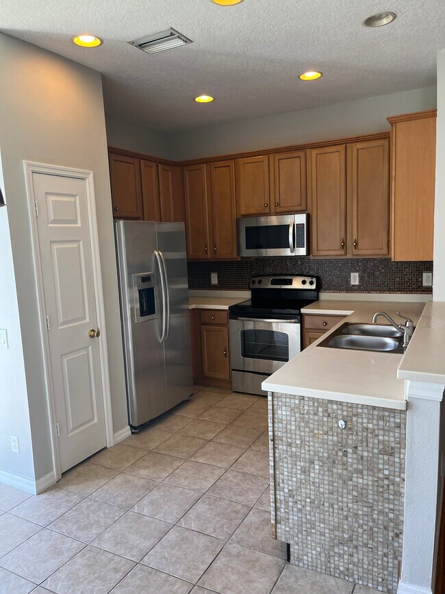 kitchen - 1018 Bella Vista Dr NE