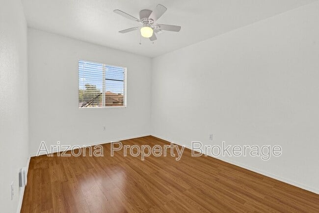 Building Photo - 1525 E Betsy Ln