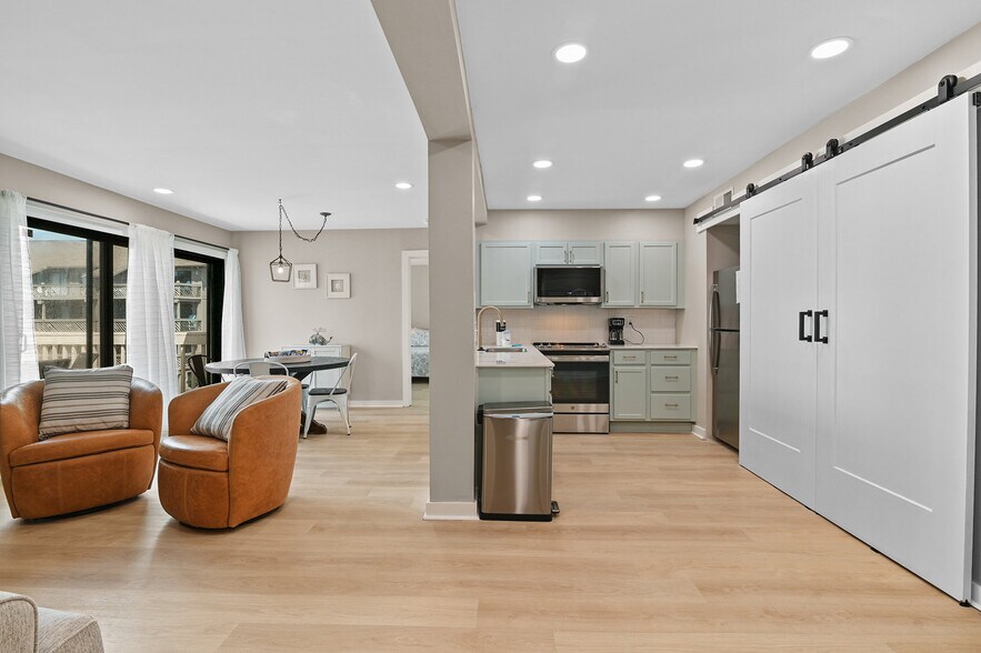 Building Photo - 9661 Shore Dr