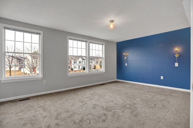 Building Photo - Charming End Of Group Townhome for Rent
