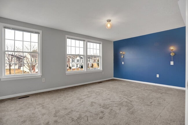 Building Photo - Charming End Of Group Townhome for Rent