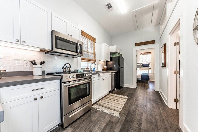 Building Photo - 2021 Avenue O 1/2