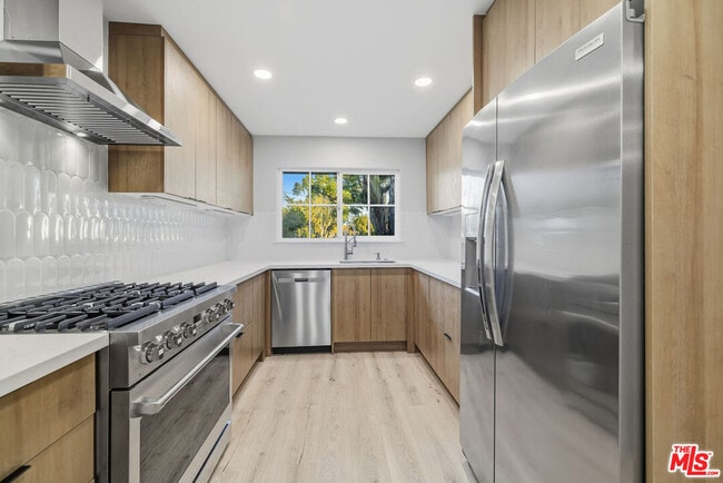 Building Photo - 10557 Reseda Blvd