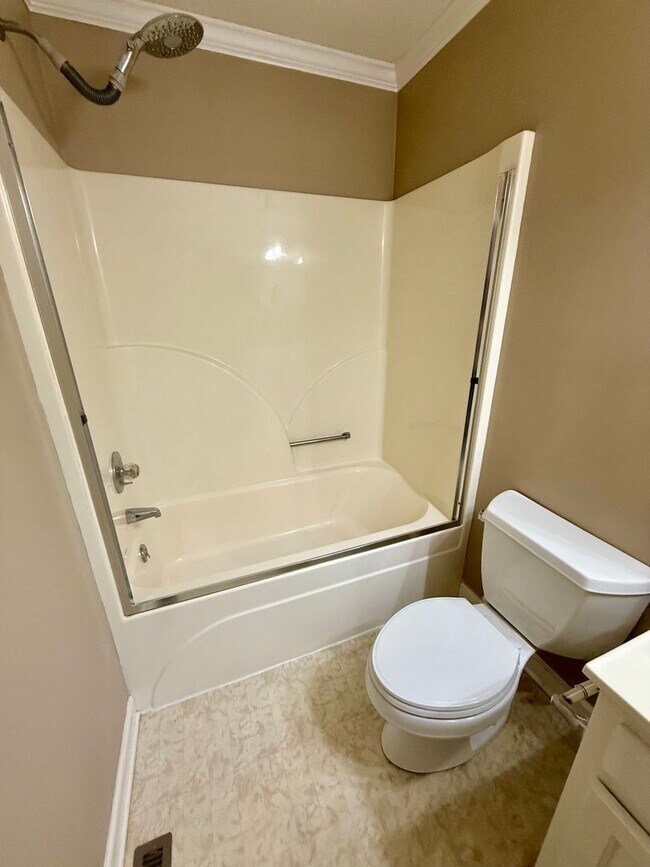 Building Photo - Three bedroom, 2 bath house in Gibsonville