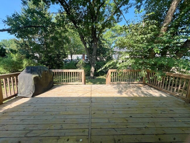 Building Photo - SEE IT NOW: Elegant Home in Prairie Village with Spacious Yard!