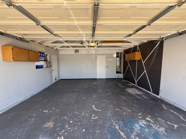 Building Photo - Spacious 2-Bedroom, 1-Bathroom Home in Sou...