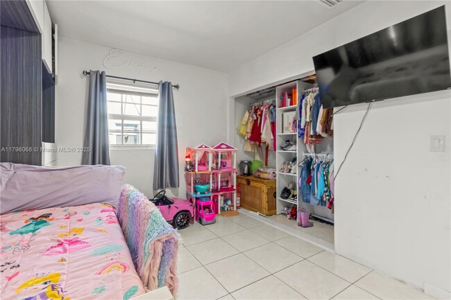 Building Photo - 4200 SW 38th St