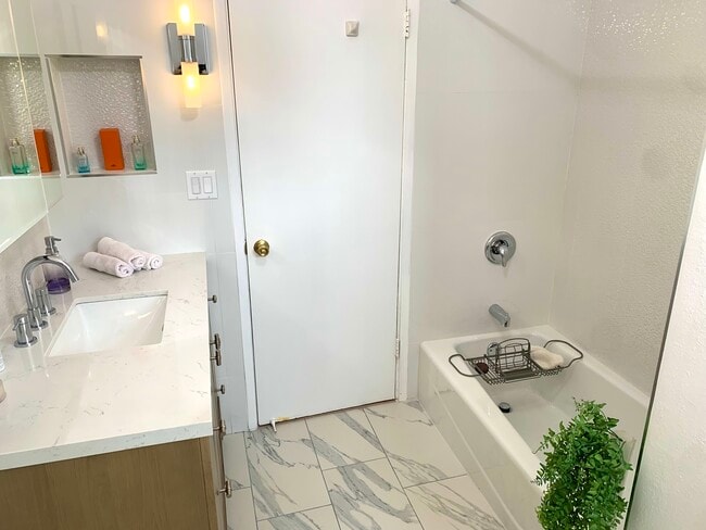 new Kohler bathtub - 11138 Aqua Vista St