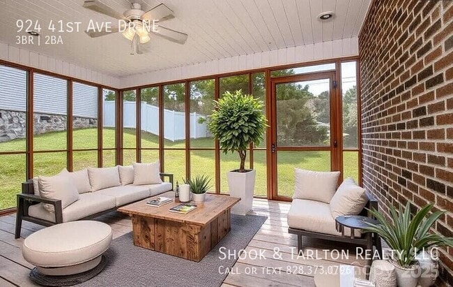 Building Photo - 924 41st Ave Dr NE