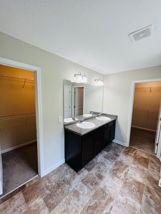 Building Photo - AVAILABLE NOW!