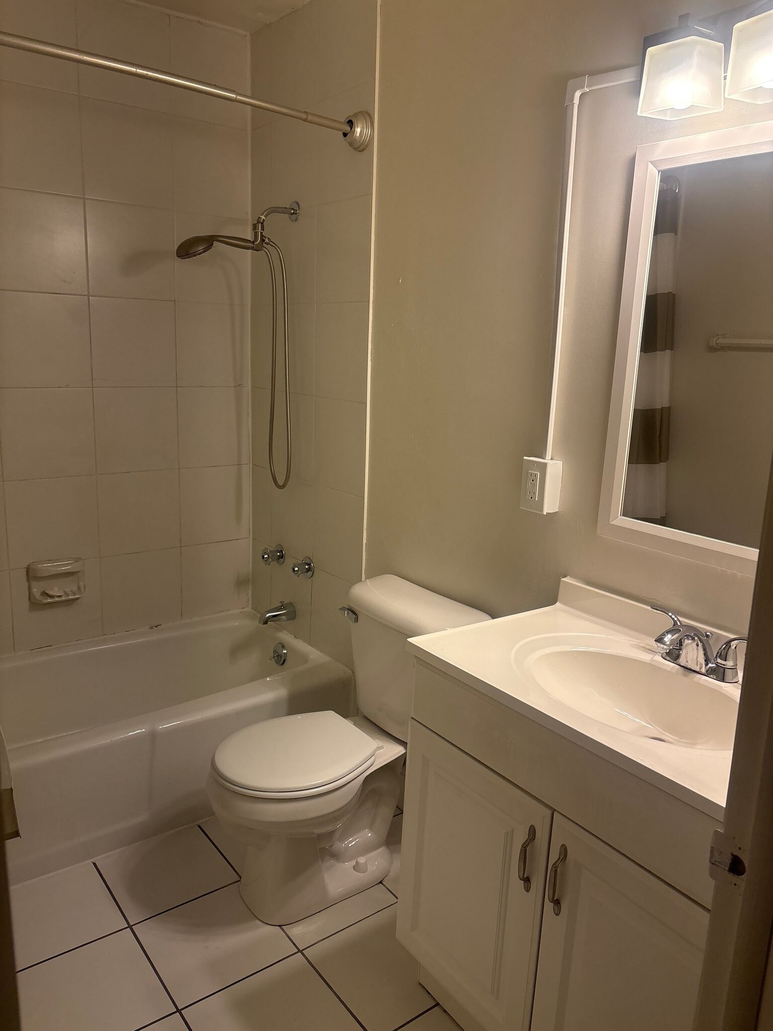 Building Photo - 2424 E Webster Pl