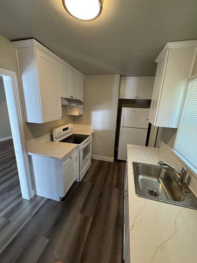 Building Photo - BEAUTIFUL UPDATED DUPLEX 2 BED & ONE BATH!