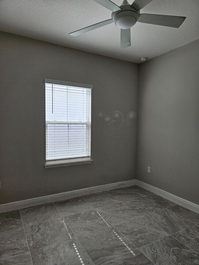 Building Photo - 4 Bedroom 2 bath beautiful spacious home i...