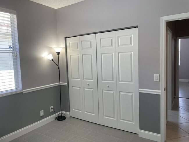 Building Photo - 9514 Lago Dr